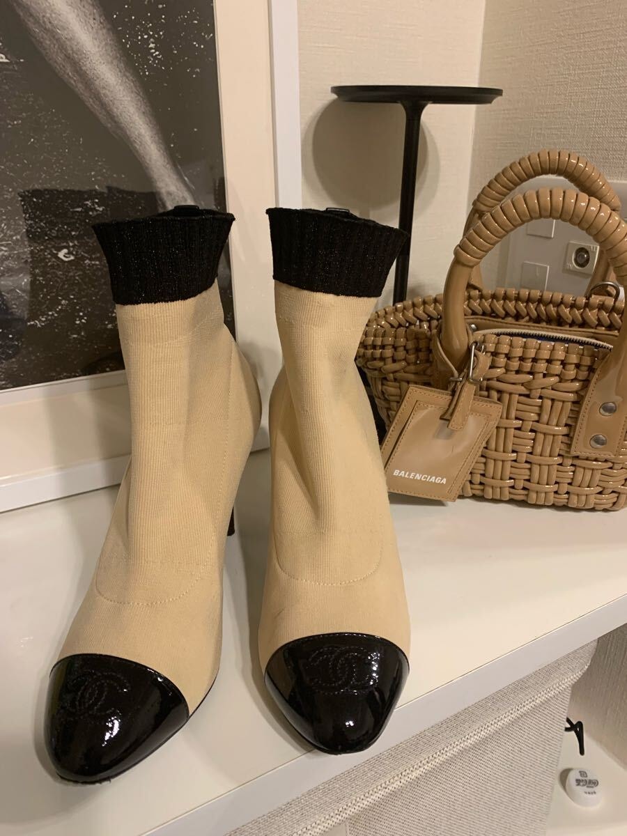 超美品 シャネル CHANEL ココマーク エナメル パテント レザー ショート ブーツ 　38　　マトラッセ　シャネル22 