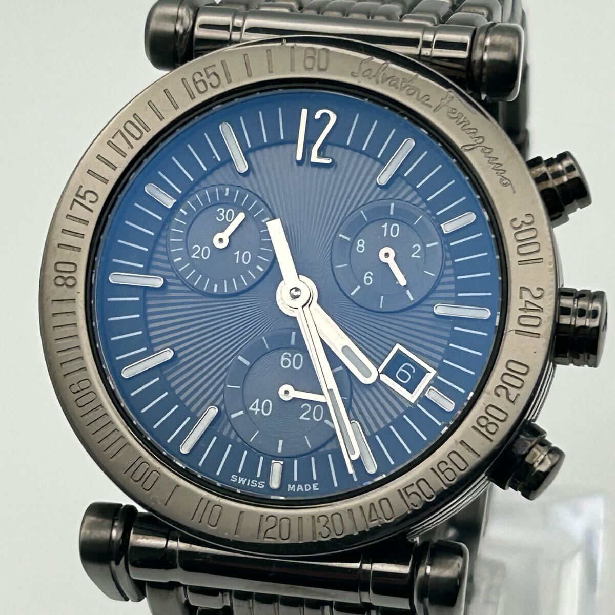 極美品 Salvatore Ferragamo 腕時計 稼働品 サルバトーレ フェラガモ ガンメタ クロノグラフ デイト 黒文字盤 SS 50m メンズ SWISS MADE 