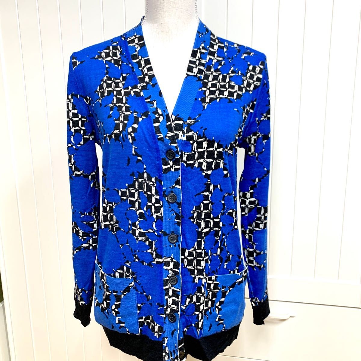BALENCIAGA青のパターン入りカーディガン