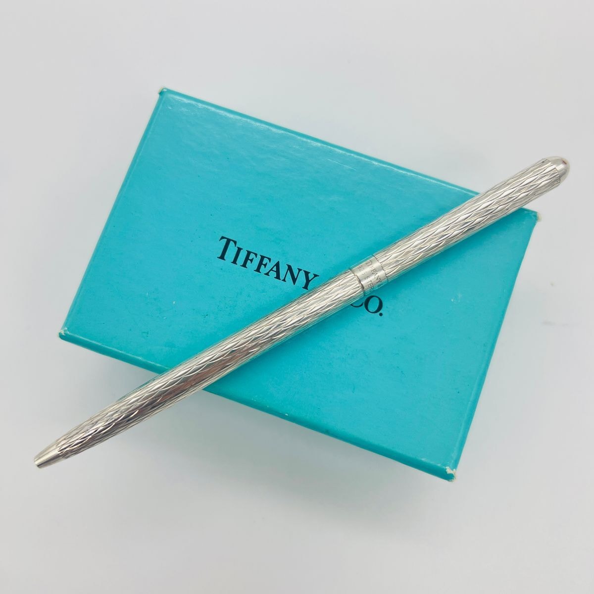 Tiffany & Co.ボールペン銀色未使用 専用ポーチ付【袋に少々シミアリ】 Tiffany & Co.ボールペン銀色未使用 専用ポーチ付【袋に少々シミアリ