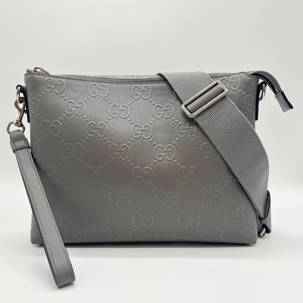 GUCCI グッチ　GGエンボス　ショルダーバッグ　696009　２WAY　GGジャンボ　グレー　レザー　斜め掛け　クラッチバッグ　メンズ