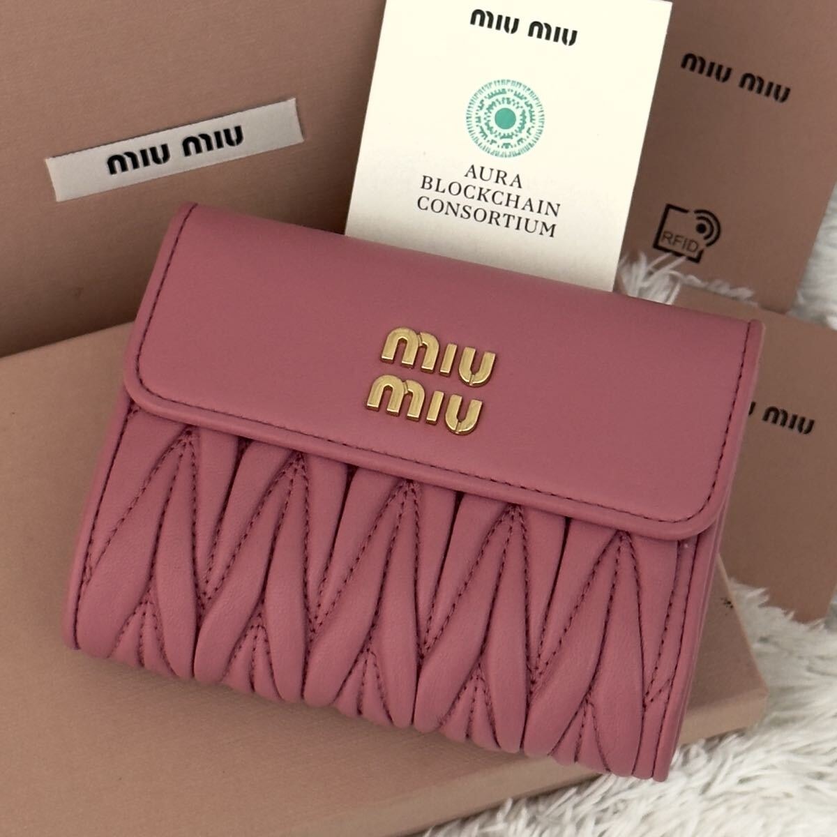 極美品✨miumiuミュウミュウ マテラッセ 三つ折り財布 ピンク RFID miu miu（ミュウミュウ） 三つ折り財布 MATELASSE マテラッセ 5MH033