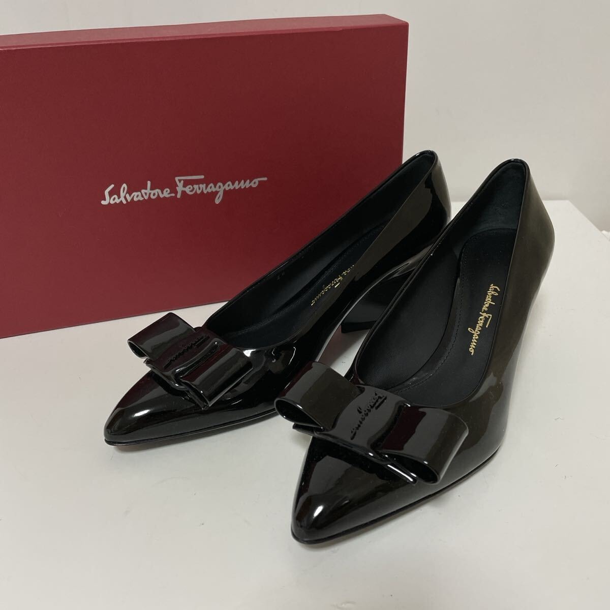 未使用に近い　美品　希少　フェラガモ　VIVA ブラックエナメル　７D 箱付き 未使用に近い 美品 希少 フェラガモ VIVA ブラックエナメル 7D 箱付き