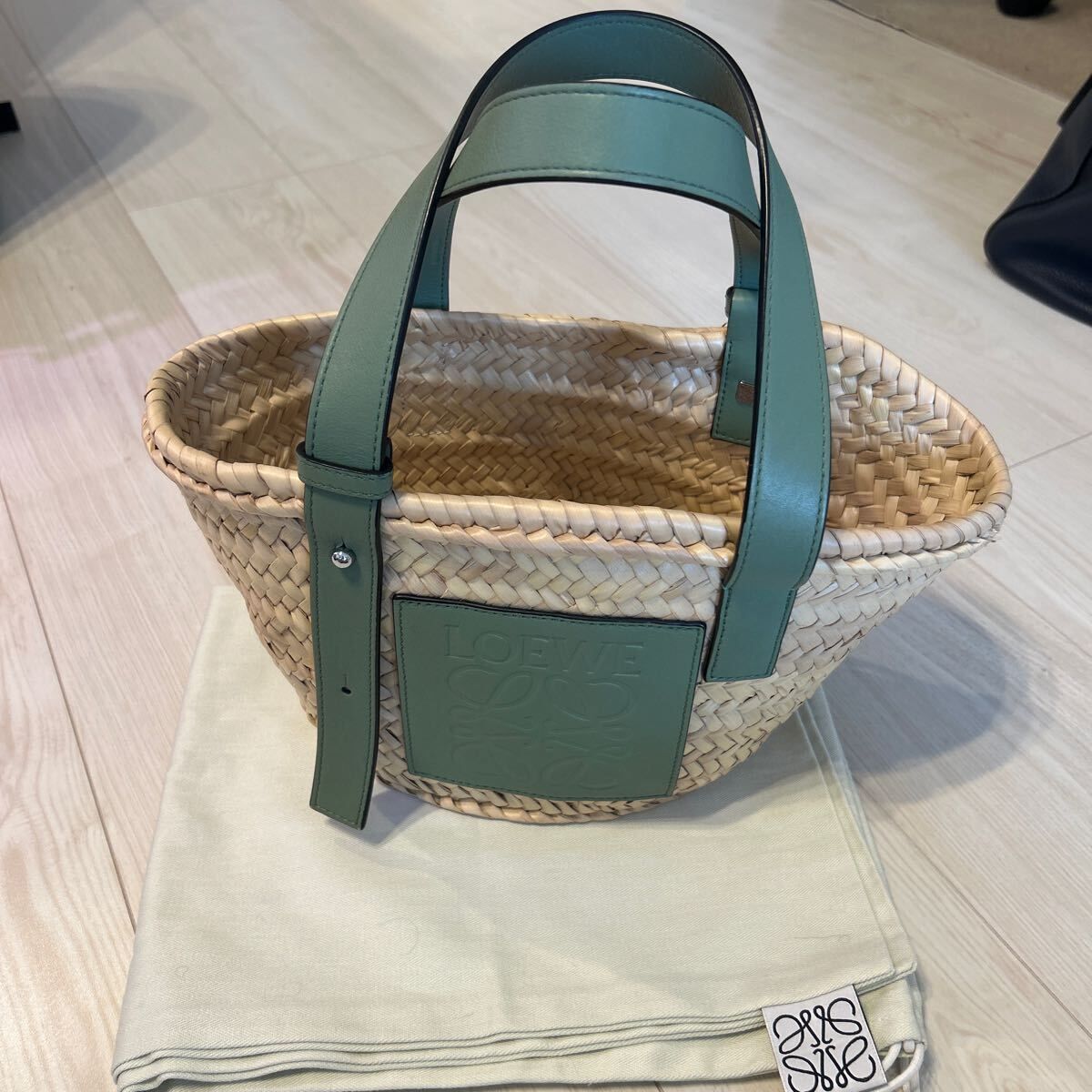 美品　ロエベかごバック　目立った汚れ無し　Buuudとさせていただきます 目立った傷や汚れなし】【美品☆ミディアムサイズ】LOEWE ロエベ