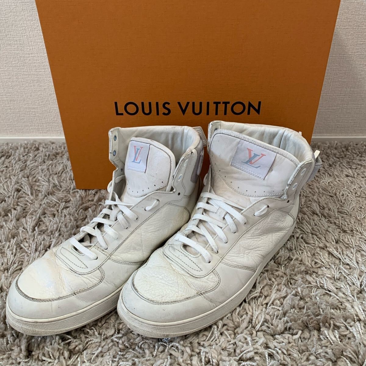 ルイヴィトン リヴォリライン モノグラムエンブロイ ハイカット スニーカー シューズ メンズ ホワイト LOUIS VUITTON スニーカー ホワイト