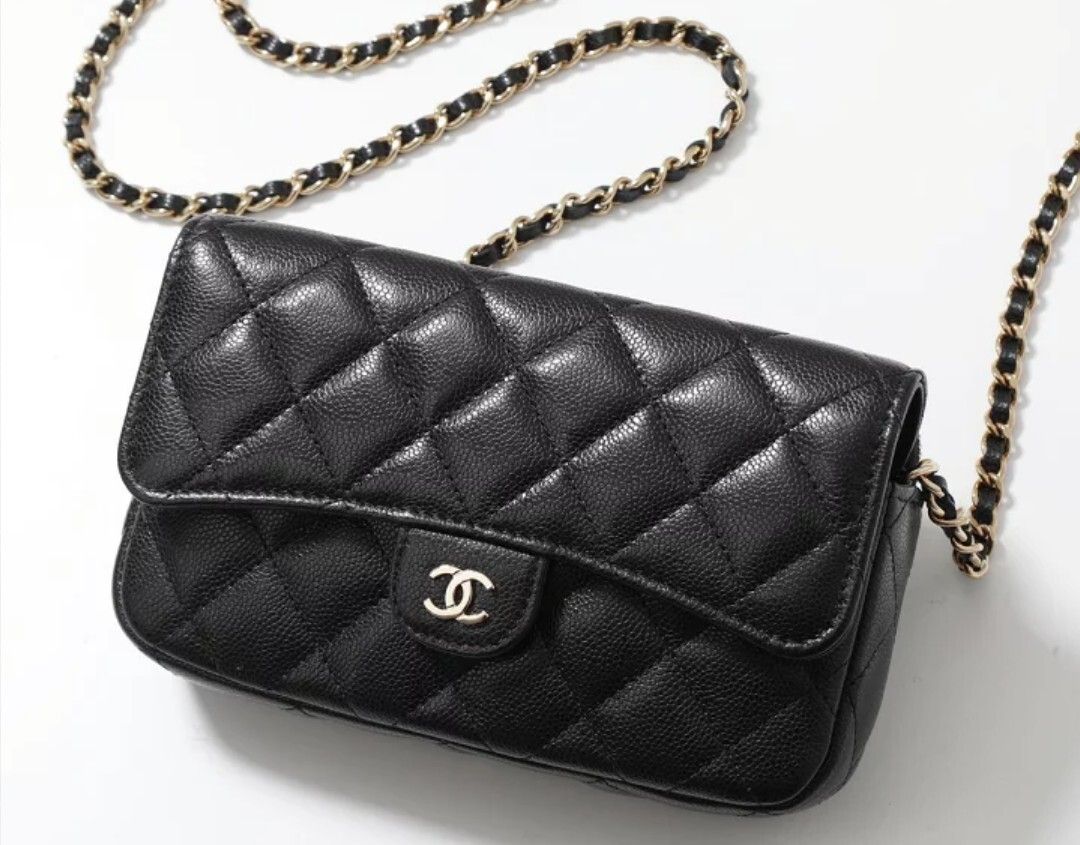 新古品】シャネル フラップフォンケース キャビア・ 黒・金【新品未  