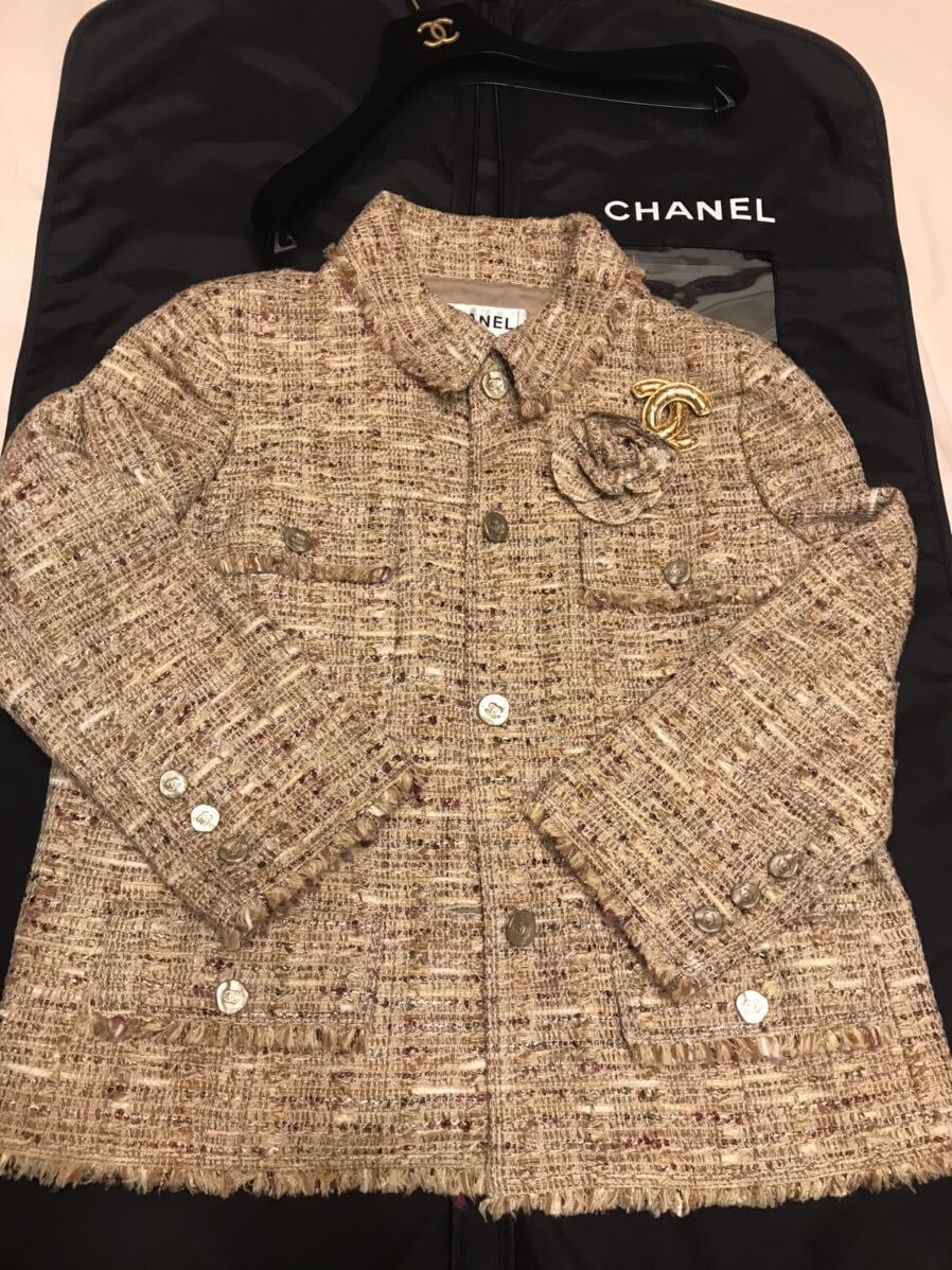 高級正規品シャネルCHANELツイードジャケット06Pカメリアブローチ付サイズ42ゴールドベージュ新品同様マトラッセカンボンココマークCCロゴ
