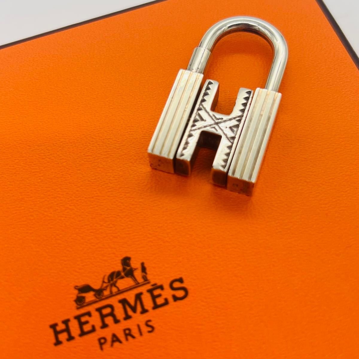 目立った傷や汚れなし】HERMES エルメス トゥアレグ カデナ 南京錠