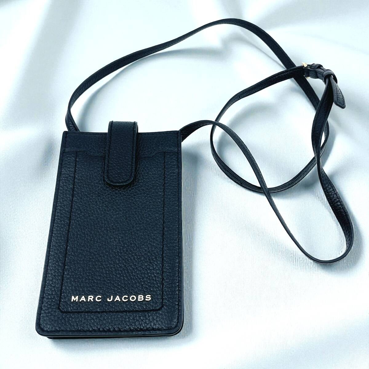 【美品】Marc Jacobs マークジェイコブス スマホ ショルダー ブラック系 ゴールド金具 ロゴ レザー 背面カードポケット 携帯 ミニ 小さめ