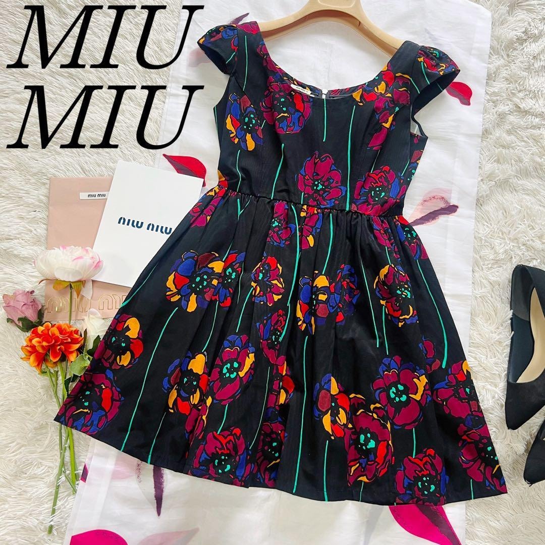 良品】MIU MIU 総柄ワンピース ブラック 花柄 半袖 38 フレア 【公式通販】