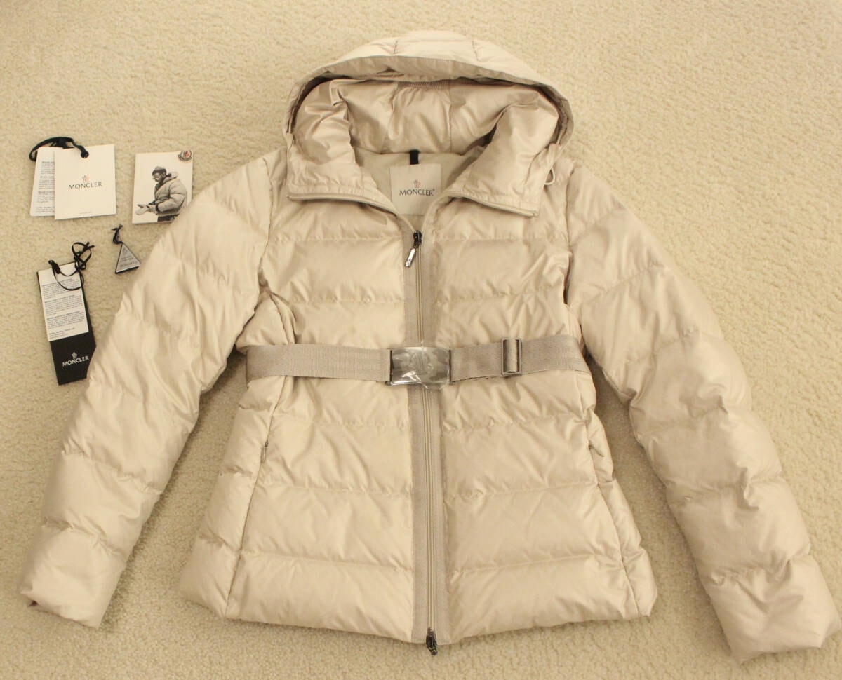 送料込み☆レディース モンクレール MONCLER アイボリー　オフホワイト ダウンJK フード　ベルト付きダウンジャケット ダウンコート (2 M~L