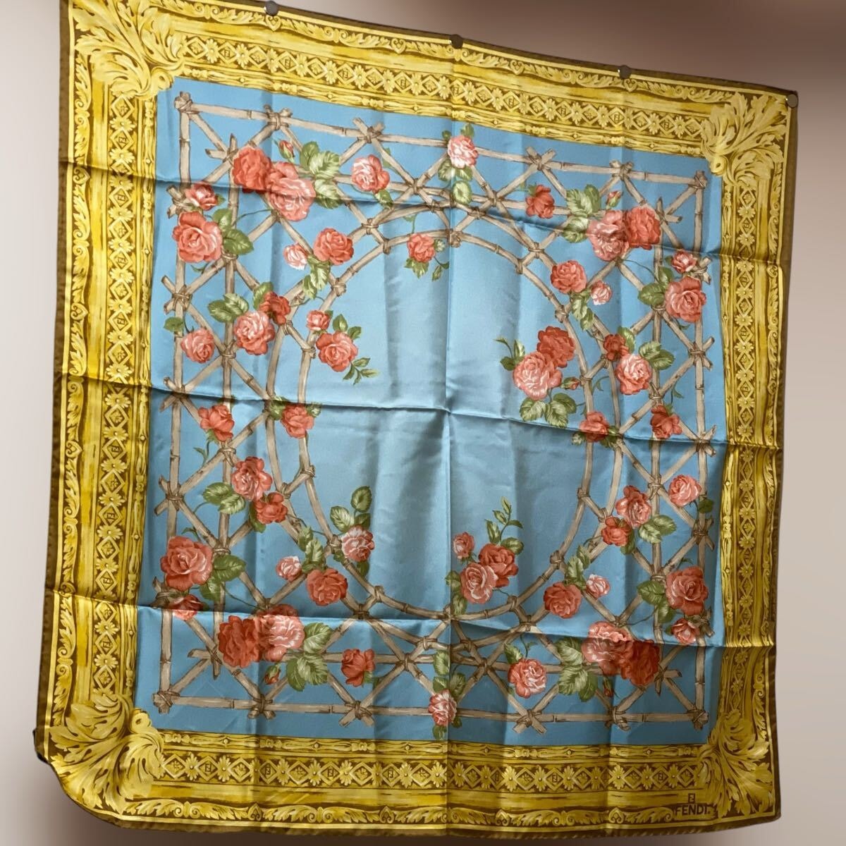 A (未使用に近い)】未使用 超美品 FENDI 大判シルクスカーフ バラ柄 FF
