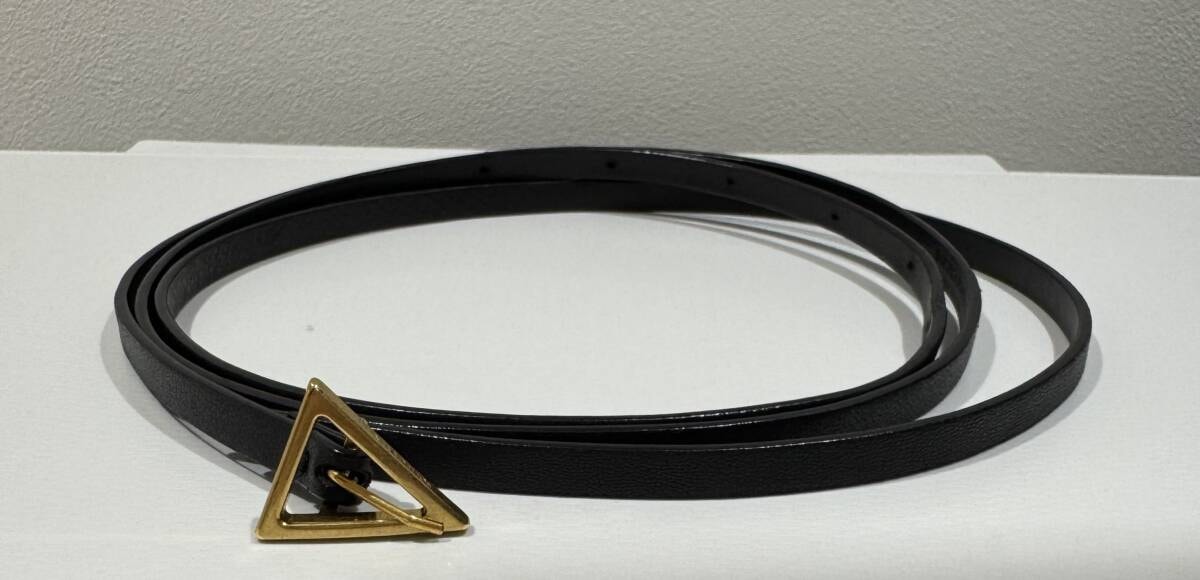 BOTTEGA VENETA ボッテガヴェネタ トライアングル 細ベルト ゴールド金具 表面切り傷 黒 レザー 