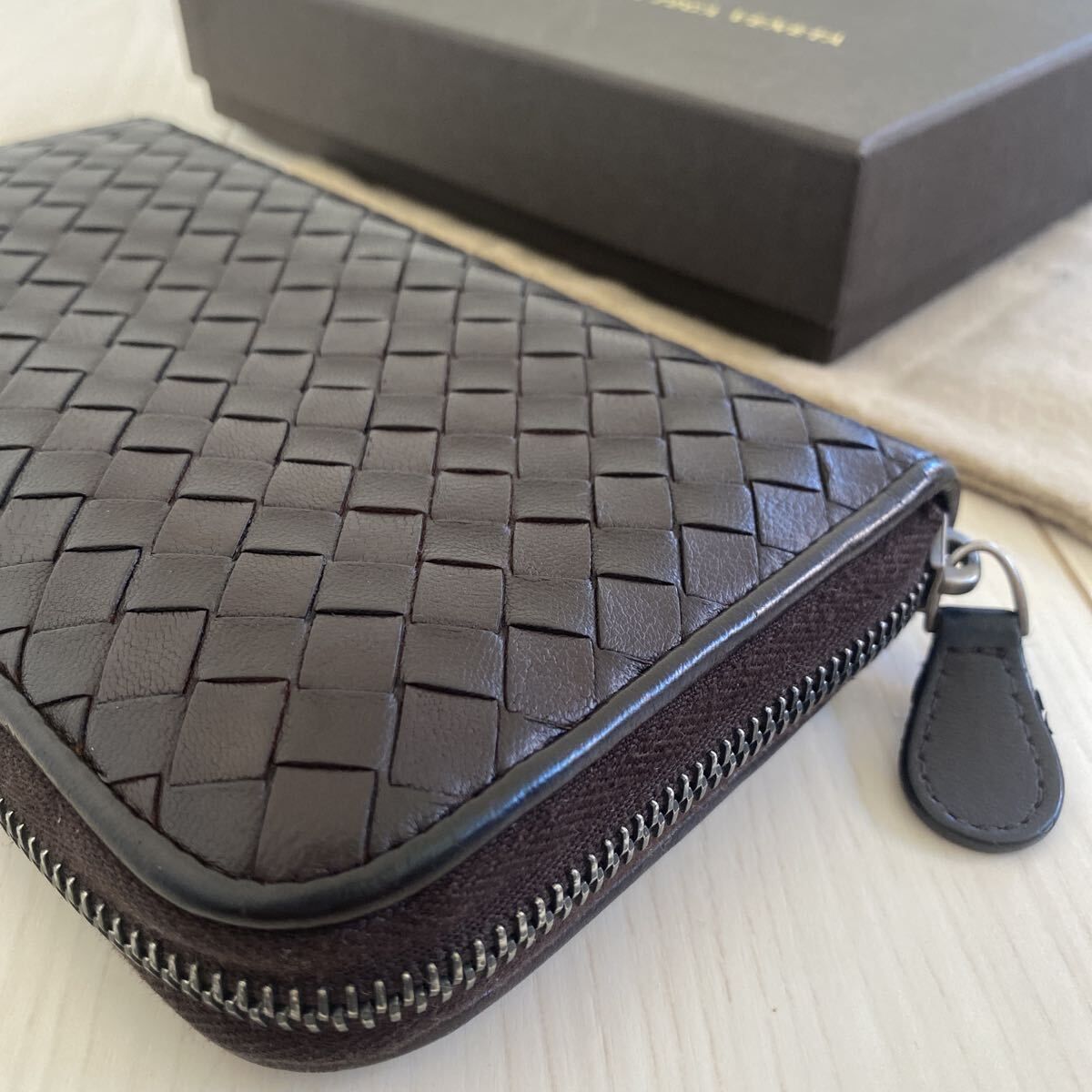 人気！美品！送料込み！ BOTTEGA VENETA ボッテガヴェネタ イントレチャート ラウンドファスナー ジッピーウォレット 本革 レザー