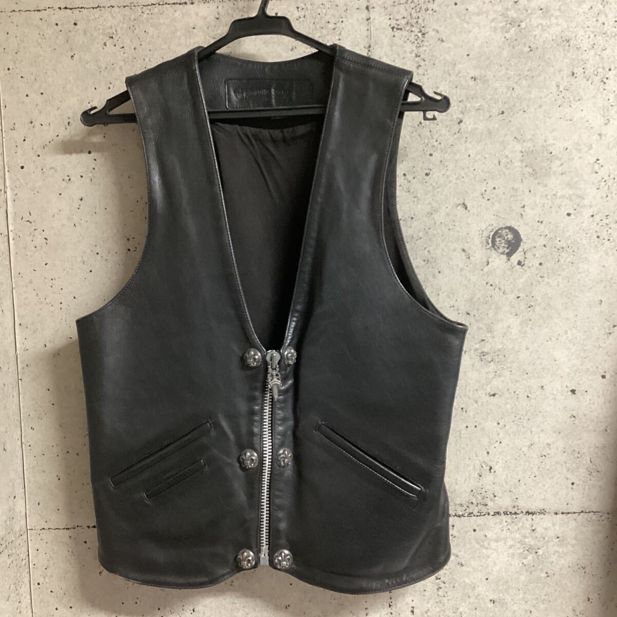 クロムハーツ フィリグリークロス カスタム クロスボールボタン レザー ベスト "ブラック"