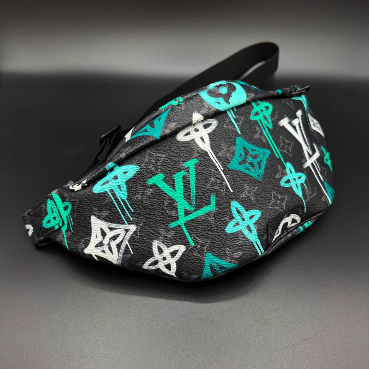 【美品・レア品】Louis Vuitton ディスカバリー バムバッグ PM モノグラム エクリプス LVグラフィティ ヴェール M21397 22FW 販売終了品