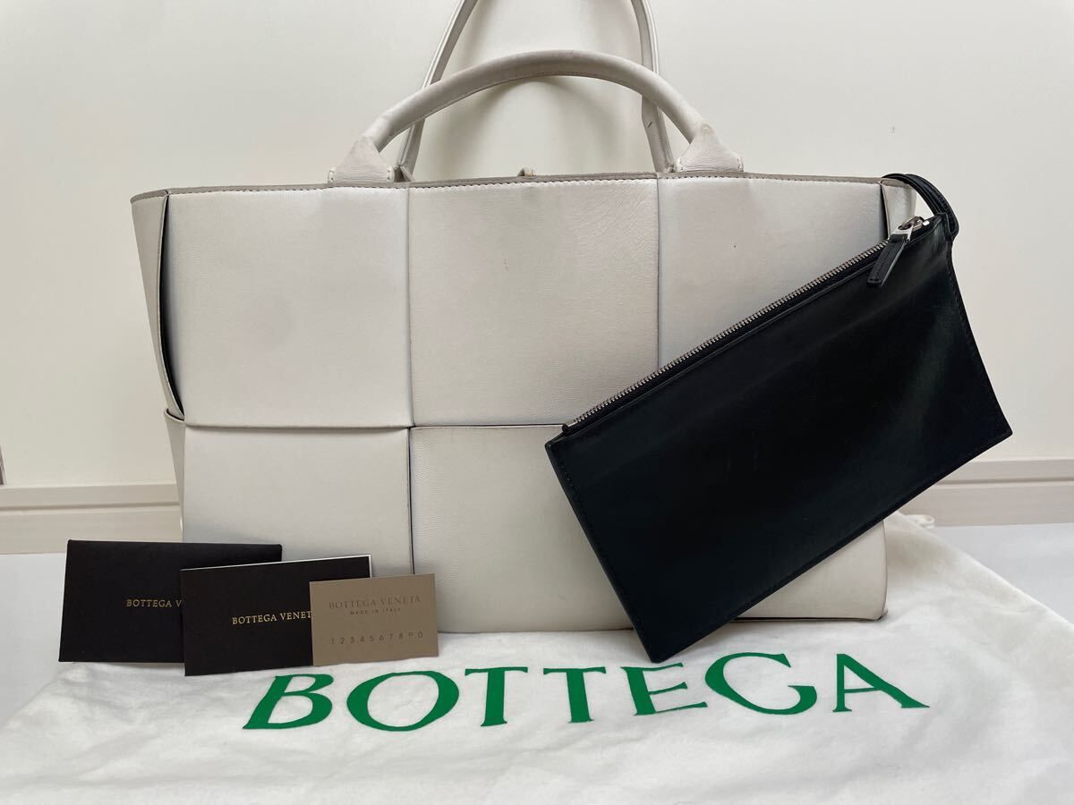 ボッテガヴェネタ　ミディアムアルコ　トートバッグ　ホワイトBOTTEGA VENETA Bottega Venetaアルコトート ミディアム イントレチャート　