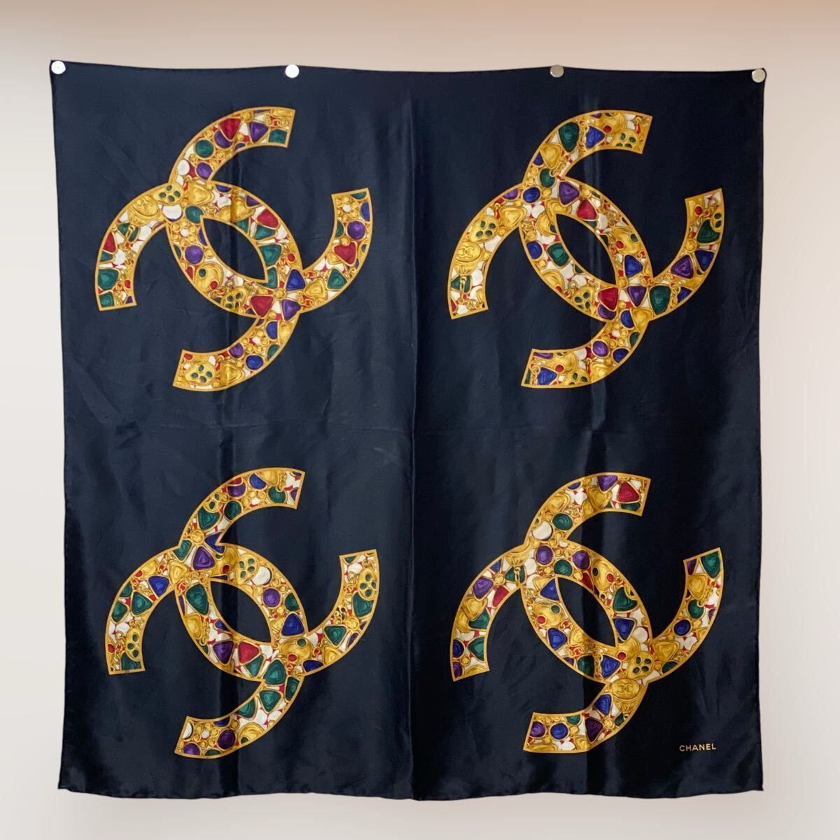 VINTAGE CHANEL 大判シルクスカーフ ココマーク グリポア アクセサリー柄 ジュエリー柄 ブラック マルチカラー ヴィンテージシャネル