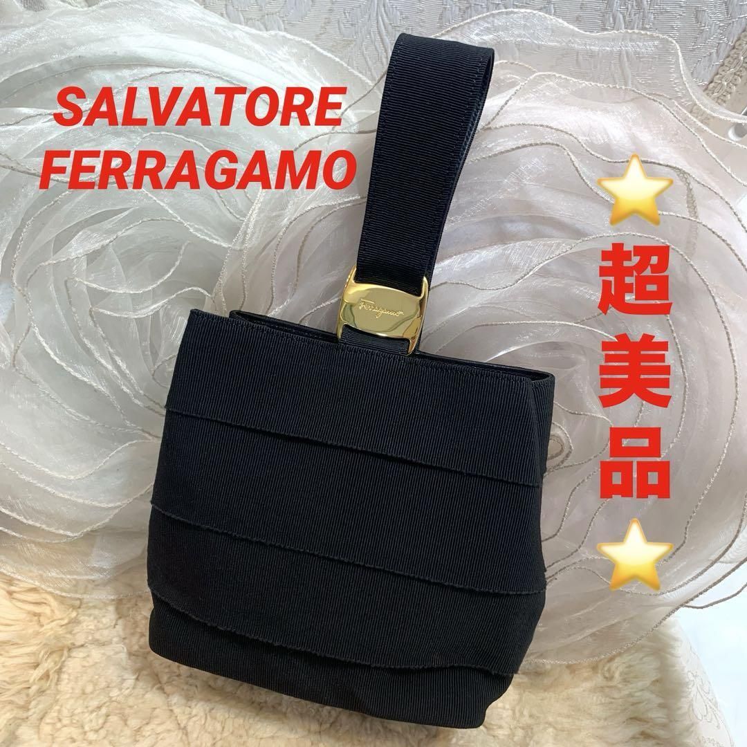 Salvatore Ferragamo サルヴァトーレフェラガモ ヴァラ