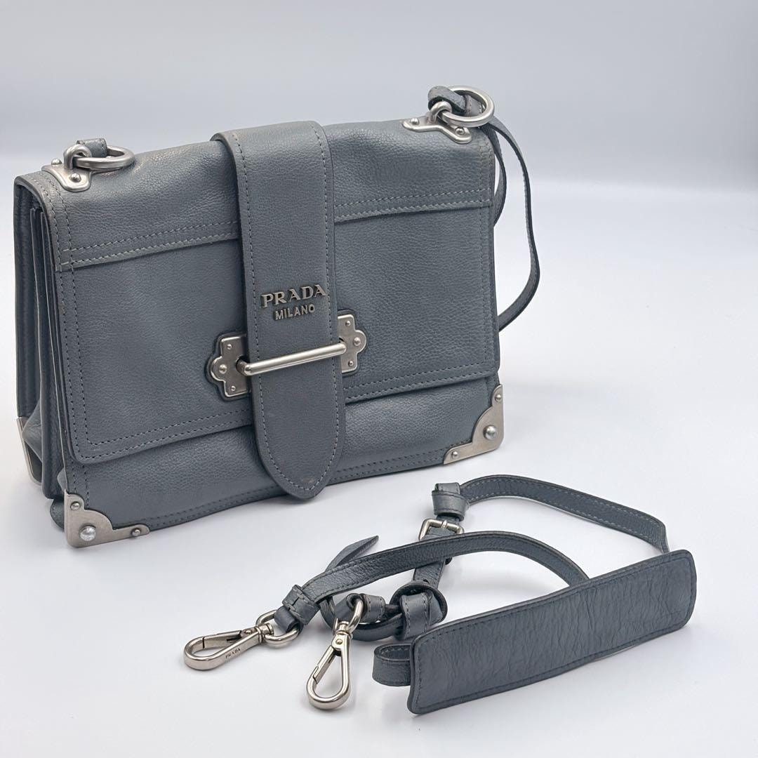 PRADAカイエレザー メタルディテールグレーショルダーバッグ シルバー金具