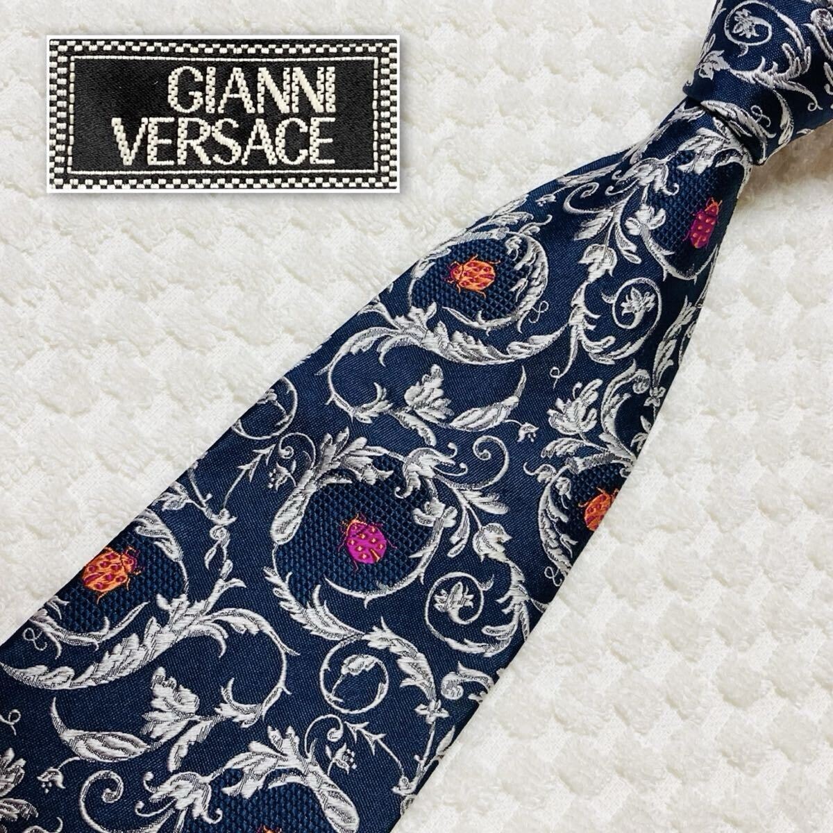 ■良品■GIANNI VERSACE ジャンニヴェルサーチ　ネクタイ　唐草　ボタニカル　てんとう虫　甲虫　総柄　シルク100% 日本製　ネイビー