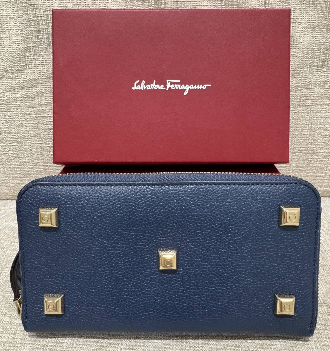 【美品★箱付き】フェラガモ Salvatore Ferragamo スタッズ付き 長財布 ネイビー IY-22 D572