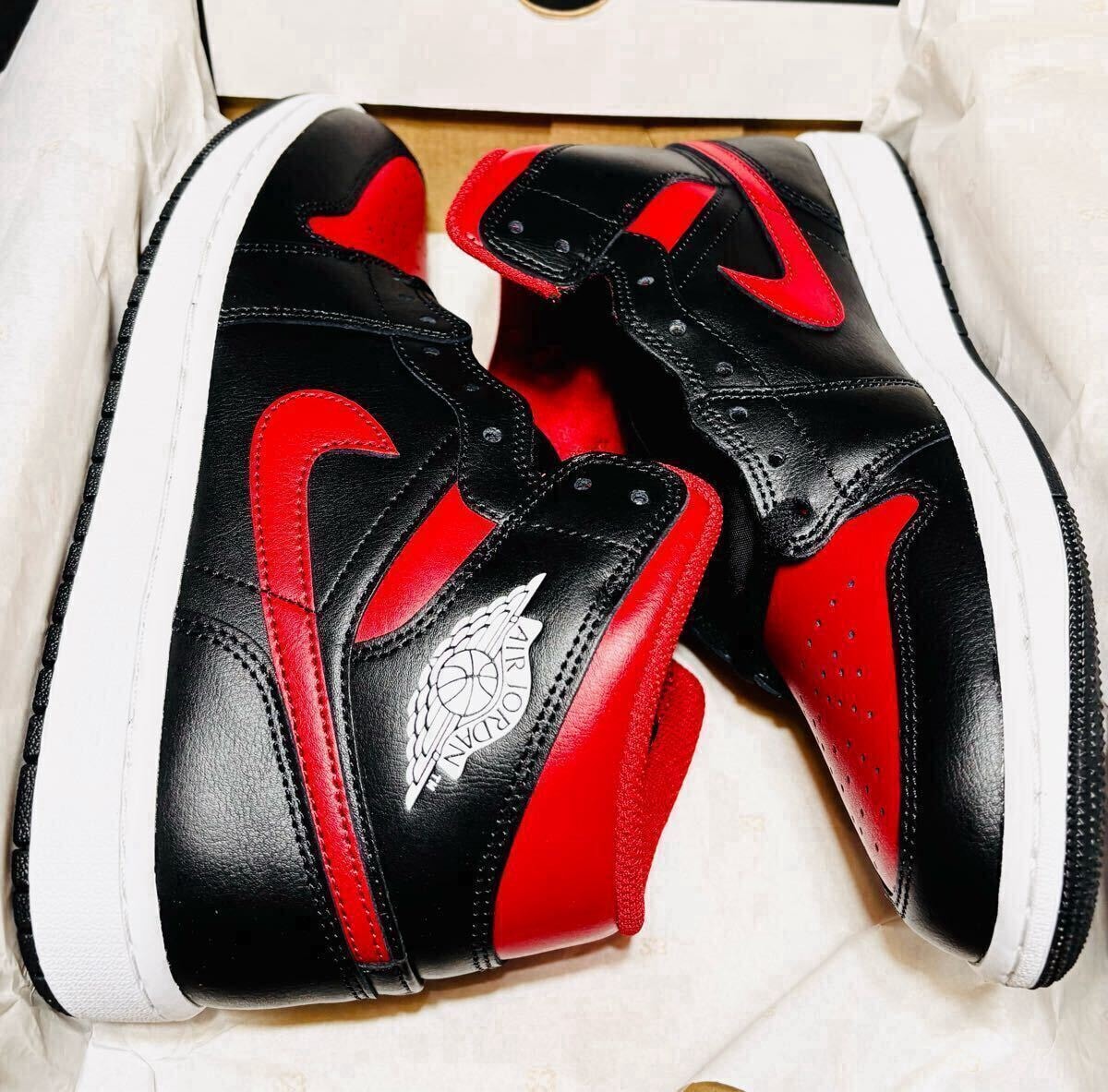 ☆送料込■新品28.5cm■ナイキ エア ジョーダン１MID ブラック/サミットホワイト/バーシティレッドAIR JORDAN 1 【定価.18700円】