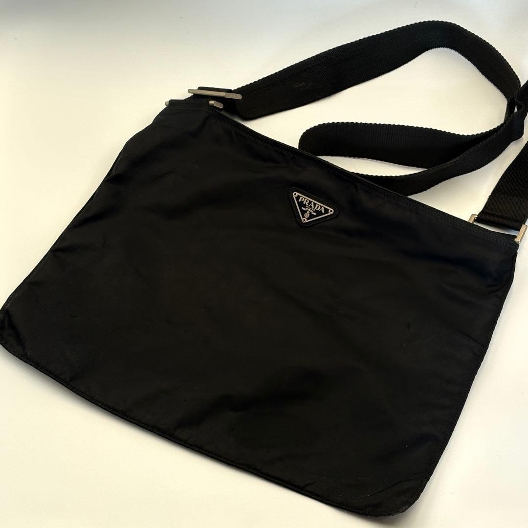 PRADAナイロン黒ショルダーバッグ三角ロゴ斜めがけ可サコッシュ正規品