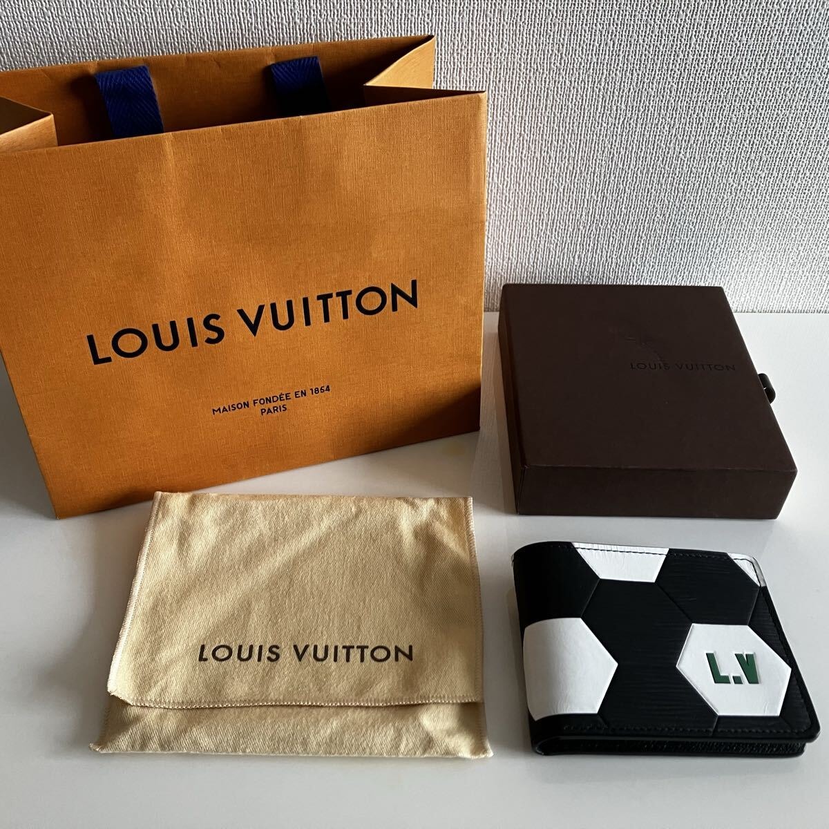 限定品 ヴィトン 新品 二つ折り財布 黒ポルトフォイユブラザ エピ ブラック