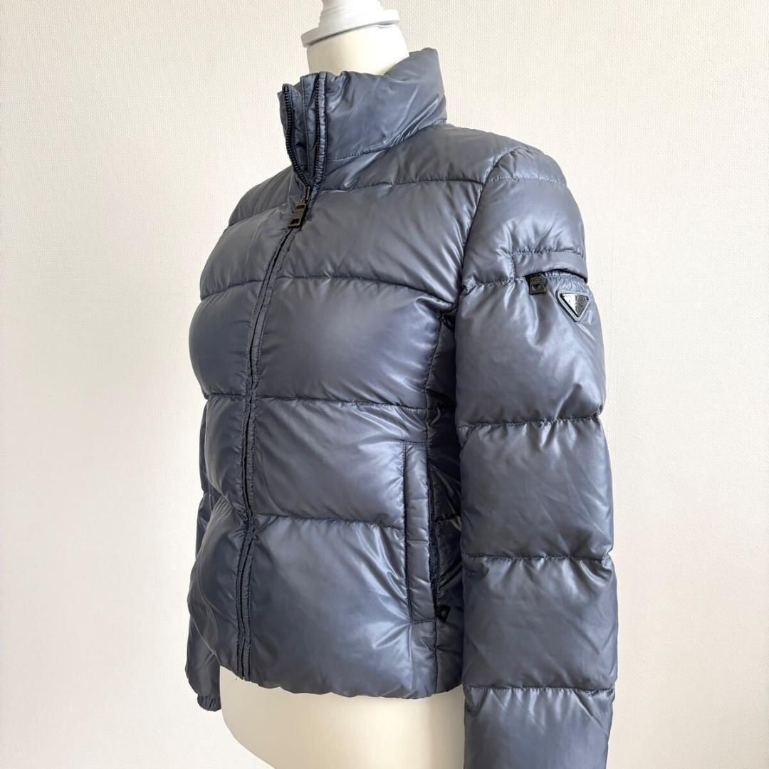 極美品 PRADA プラダ ノーカラー ダウン 三角プレート ベージュ グレー 極美品 PRADA プラダ ノーカラー ダウン 三角プレート ベージュ