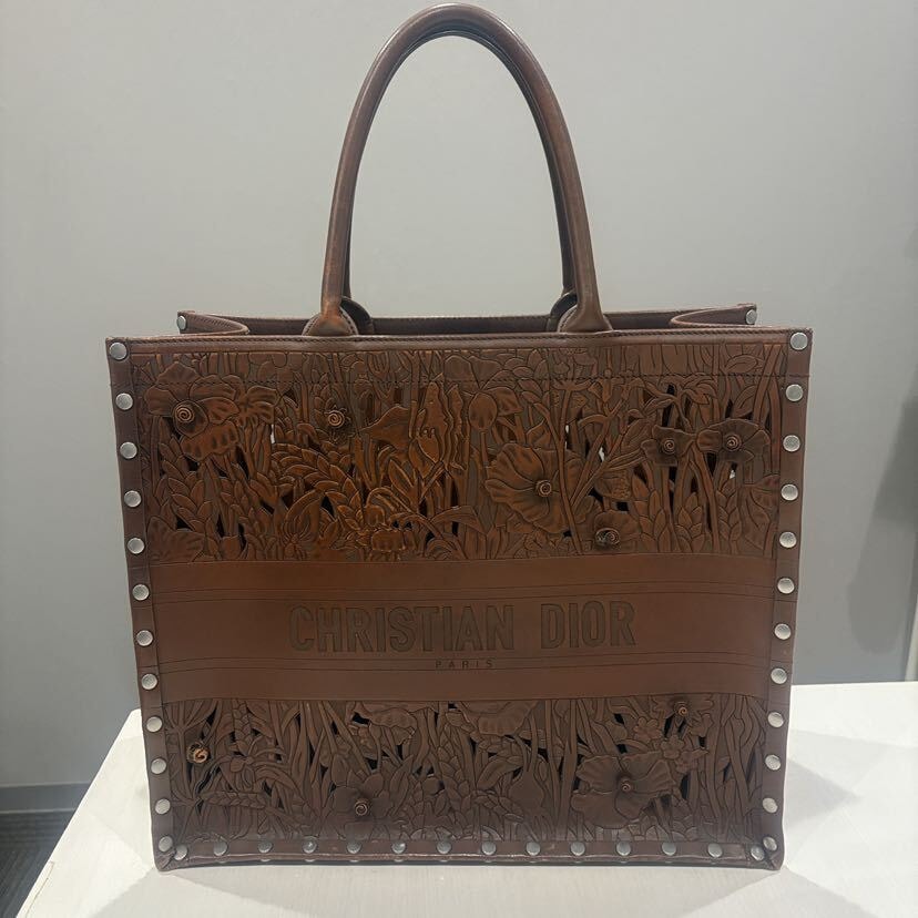 ディオール ブックトート ラージ レザーカービング ツーリング ブラウン