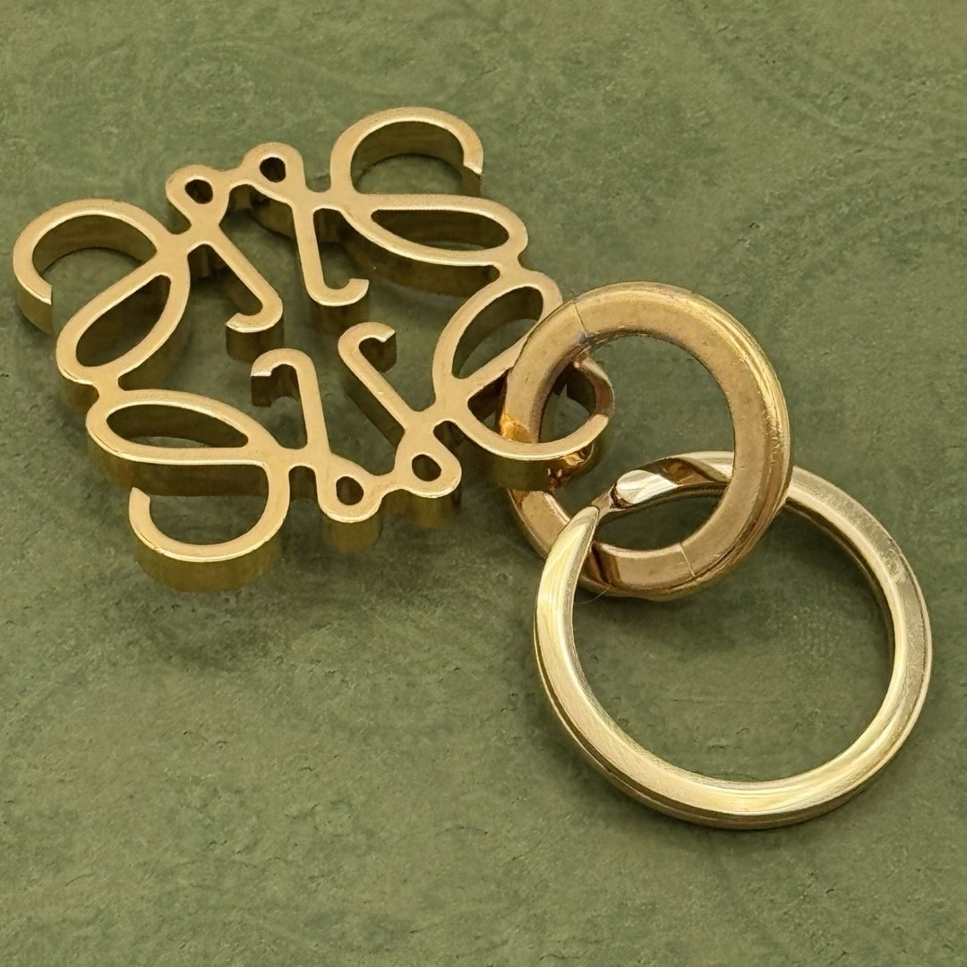 ロエベ アナグラム ゴールド チャーム キーホルダー 104414