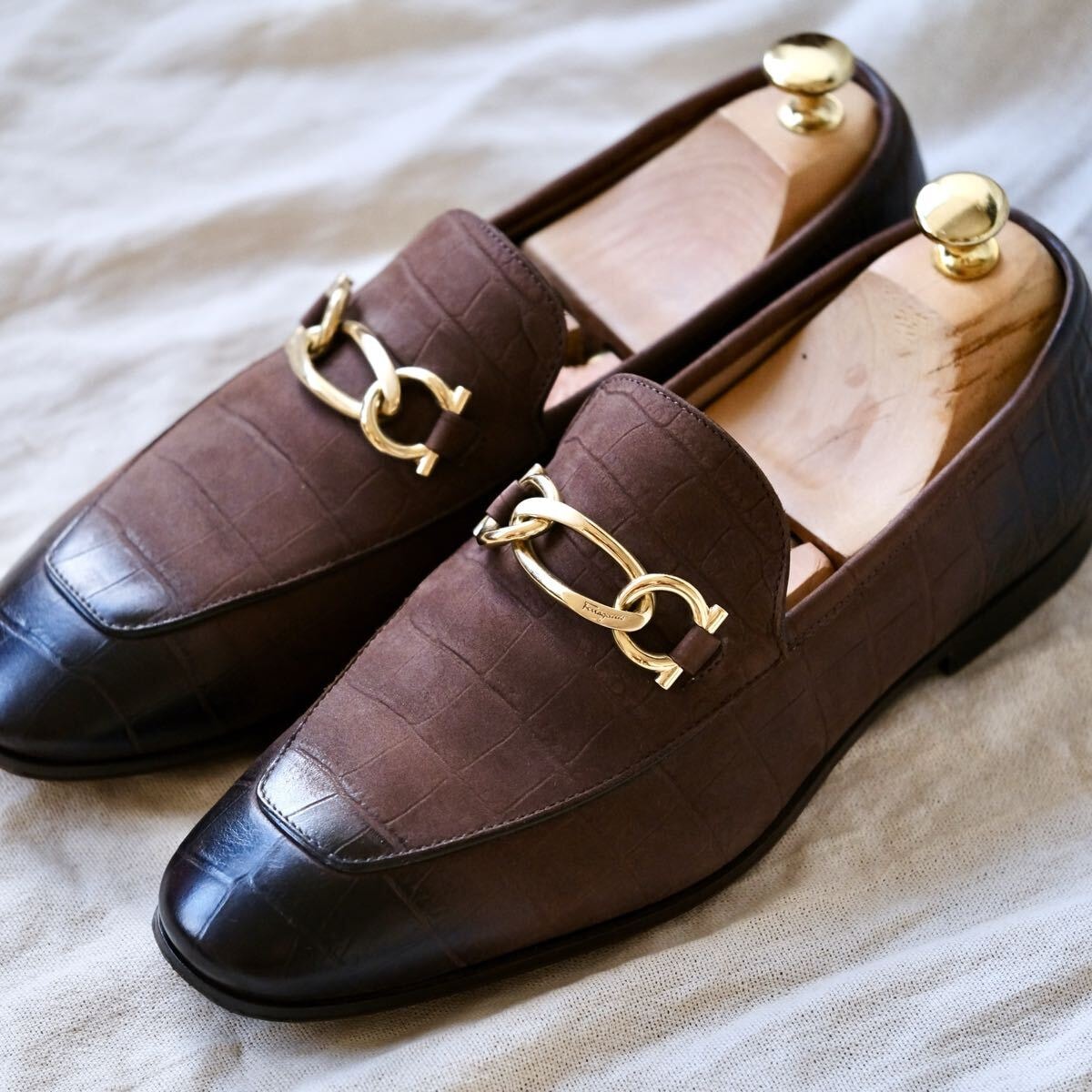 SalvadoreFerragamoスエードエンボスクロコガンチーニローファー6