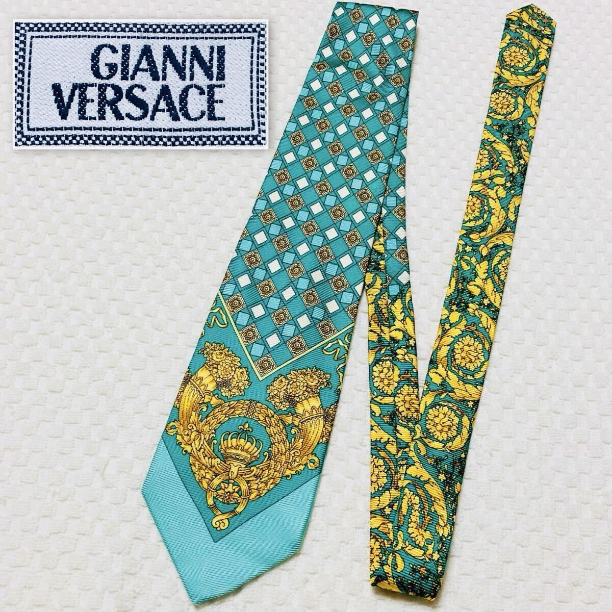 ■極美品■GIANNI VERSACEジャンニヴェルサーチ　ネクタイ　スカーフ柄　格子　黄金装飾　シルク100 % イタリア製　エメラルド×ゴールド