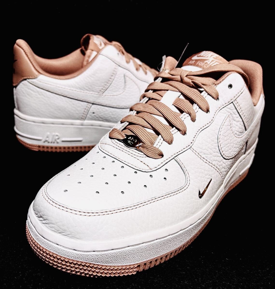 ☆送料込■新品25.5cm■ナイキ エア フォース 1 07 ミニジュエル ホワイト/メタリックシルバー/パーティクルピンク WMNS【定価.17380円】