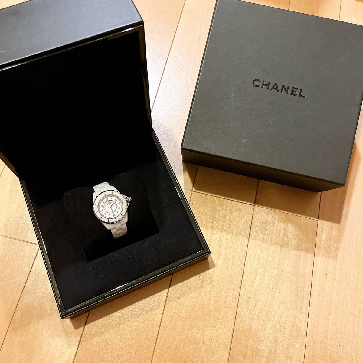 シャネル　CHANEL j12 ホワイト文字盤　セラミック　 稼働品　外箱内箱付き