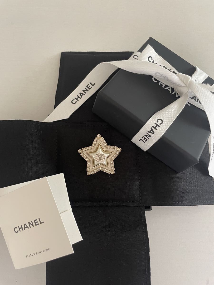 未使用【シャネル】ブローチ　CHANEL 星　スター　クリスタル　ゴールド　ココマーク　スターモチーフ　2024年秋冬　パール