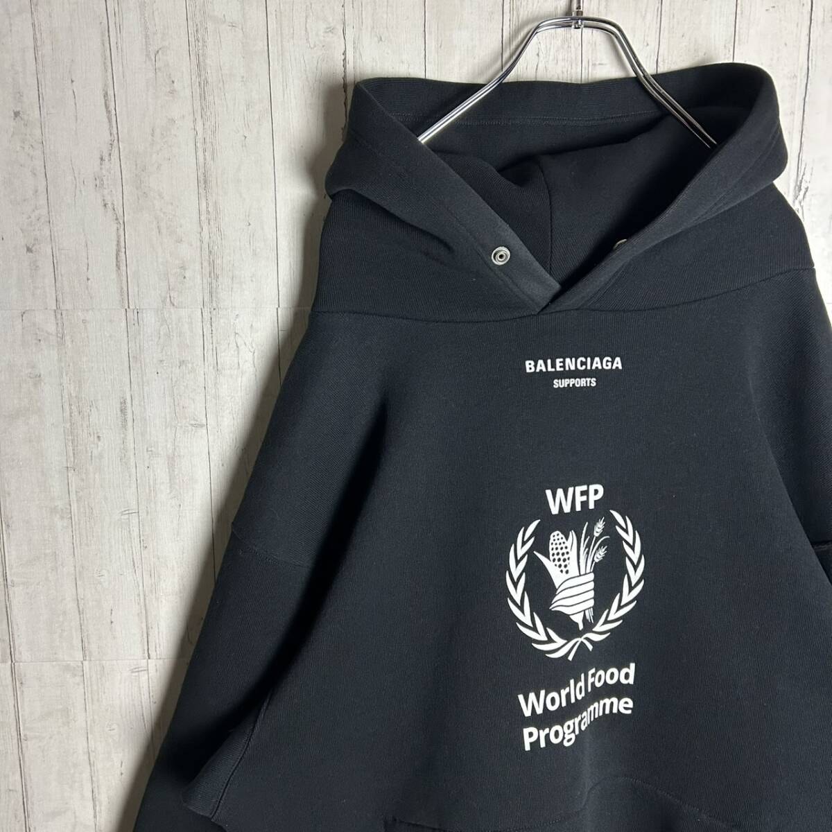 【即完売・希少XL】BALENCIAGA　バレンシアガ　WFP センターロゴ　プルオーバーパーカー　ブラック　黒 メンズ