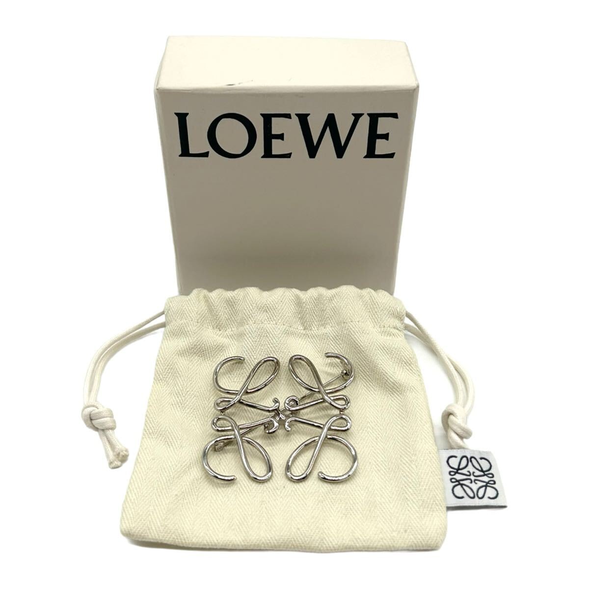 LOEWE ロエベ　アナグラム　ブローチ　シルバー　ロゴ　アクセサリー　美品　箱付き　プレゼント　人気　定番　レディース　accessory 箱