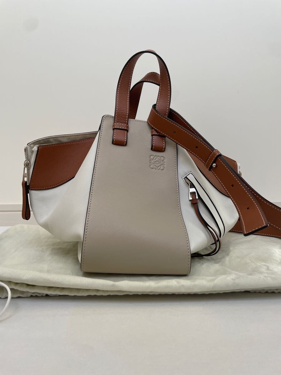 【ロエベ】ハンモックバッグ スモール（クラシックカーフ）　ショルダーバッグ　トリコカラー　タン　ライトオート　ホワイト　LOEWE 