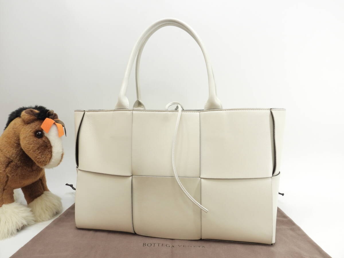 ボッテガヴェネタ トートバッグ ミディアムアルコ レザー白 ハンドバッグ@B09666186T