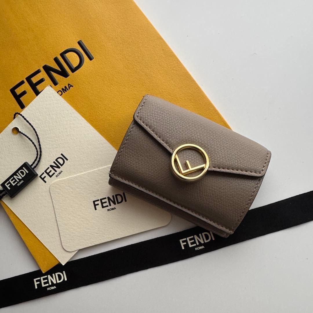 【美品】 244 FENDI フェンディ 3つ折り財布