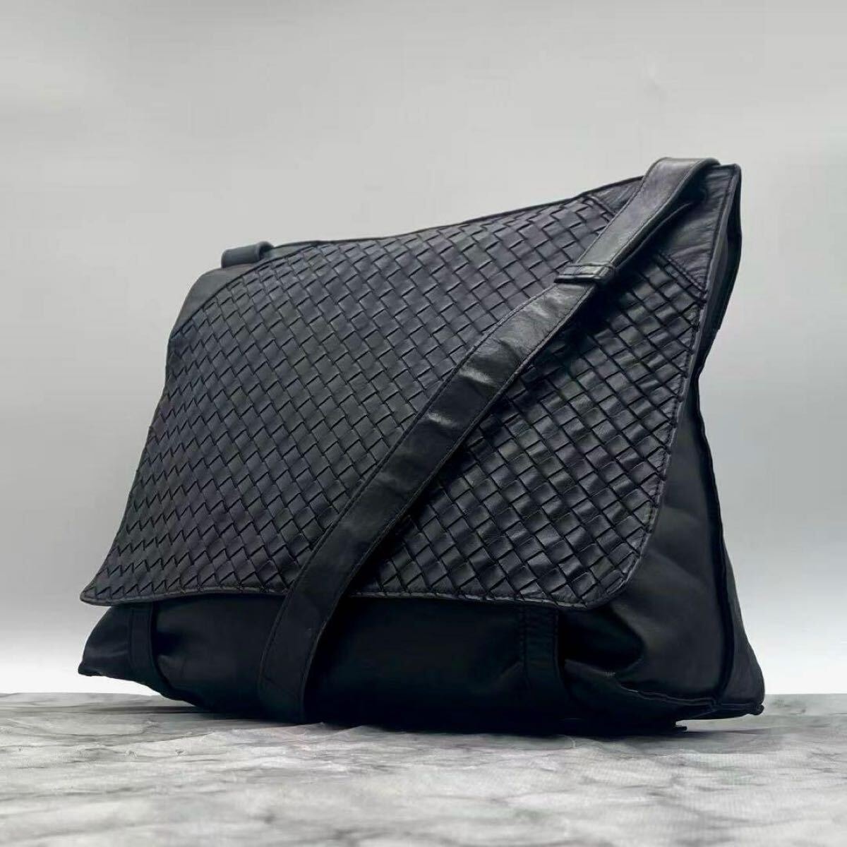 BOTTEGA VENETA　ボッテガヴェネタ　ショルダーバッグ　メッセンジャーバッグ　イントレチャート　黒